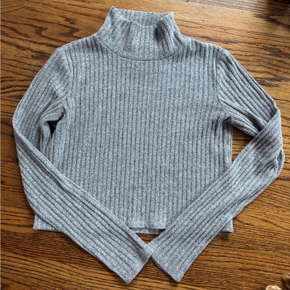 Wilfred Heather Gray Ribbed Turtleneck Sweater - Picture 1 of 3
